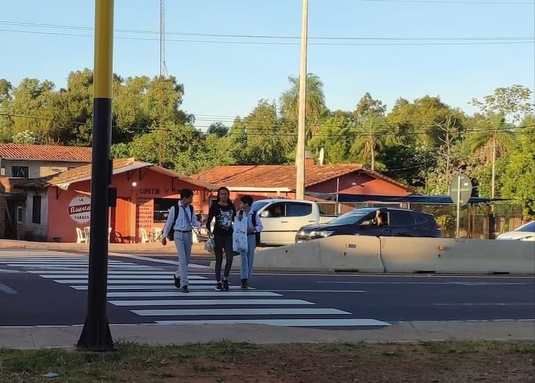 Los estudiantes se exponen al peligro tratando de cruzar la vía para ir a sus instituciones educativas.