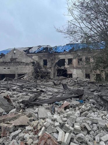 Daños en un edificio donde funciona una oficina de la Cruz Roja en la región de Donetsk, luego de un ataque ruso el miércoles.