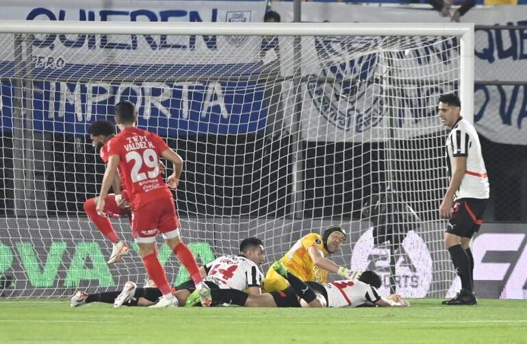 Alejandro Samudio comienza el festejo tras el gol de Ameliano