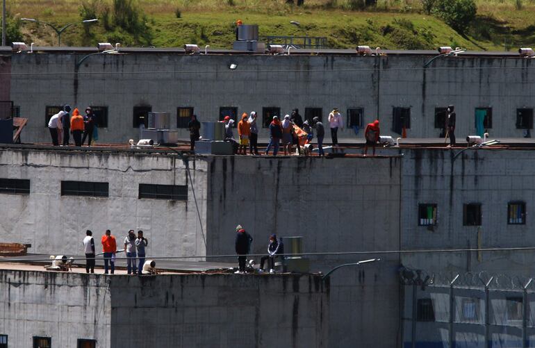 Presos se toman los techos de la cárcel "El Turi", en la ciudad de Cuenca (Ecuador). (EFE)