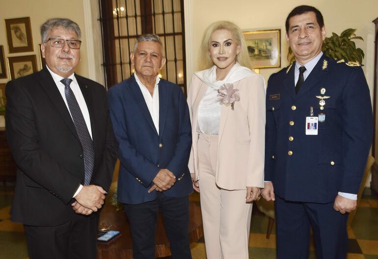 Victorio Oxilia, Pablo Burián, Dra. Fulvia Solaeche y el Gral. Div Edwin Martínez.