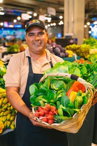 Nery Aranda exhibe con orgullo su producción agrícola.