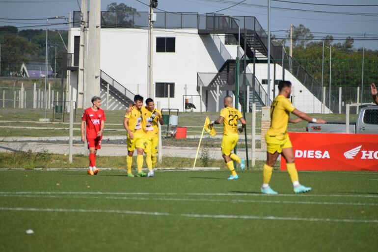 Los jugadores de Deportivo Recoleta festejan un gol contra 3 de Febrero en el partido por la fecha 18 de la División Intermedia en el Cardiff, en Luque.