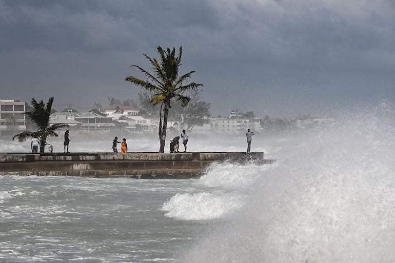 El huracán Beryl golpea en Oistins, cerca de Bridgetown, en Barbados.