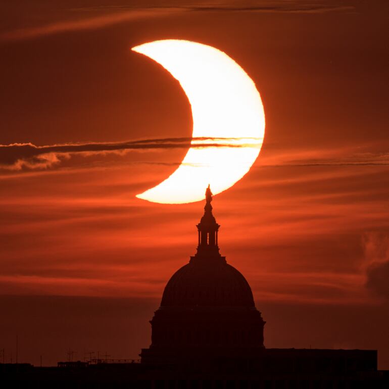 Durante un eclipse, ya sea total o parcial, se observan cambios significativos en el ambiente: una reducción de la luz solar, una disminución en la temperatura, y un cambio repentino en el paisaje sonoro. Estos cambios pueden desorientar o inquietar a las mascotas.