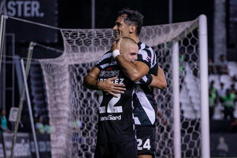 Hugo Martínez (I), futbolista de Libertad, celebra un gol en el partido frente al 2 de Mayo por la cuarta jornada del torneo Apertura 2024 del fútbol paraguayo en el estadio La Huerta, en Asunción.