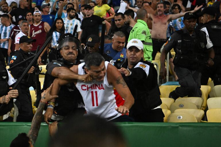 La policía brasileña reprimiendo a hinchas argentinos en el estadio Maracaná.