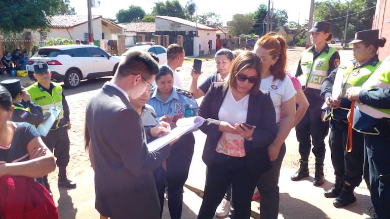 La Fiscal Carolina Martínez, conversó con los estudiantes, pero al no tener respuesta por parte de los estudiantes de abrir los portones de la institución ordenó que la policía habilitara el acceso.