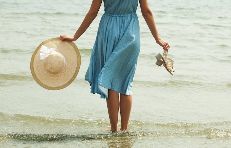 Una temporada para caminar en la playa con un vestido cómodo y fresco y el infaltable sombrero.