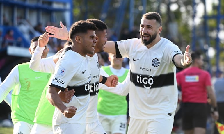 Rodney Redes (i) y Lucas Pratto (d), jugadores de Olimpia, celebran un gol en el partido frente a Libertad por la quinta fecha del torneo Clausura 2024 del fútbol paraguayo en el estadio Luis Alfonso Giagni, en Villa Elisa.