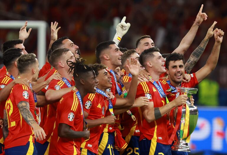 Los jugadores de la selección de España festejan con el trofeo de campeón de la Eurocopa 2024 en el estadio Olímpico, en Berlín, España.