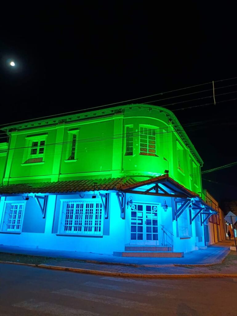 Iluminación multicolor en casas coloniales busca posicionar a Pilar como destino turístico