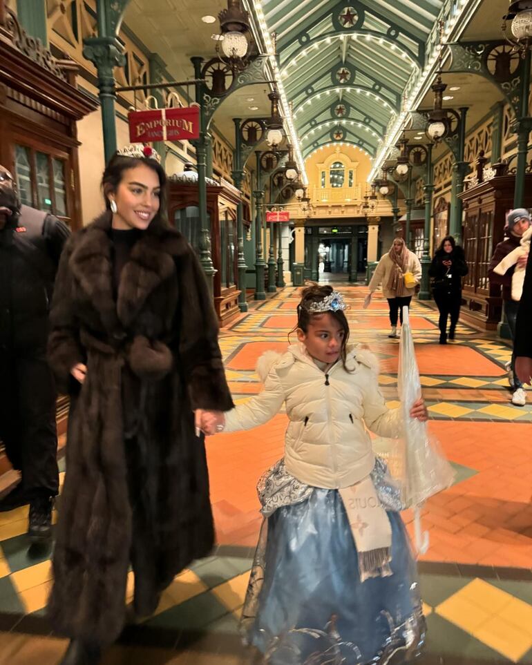 Georgina Rodríguez con una de sus pequeñas princesas paseando en Disneyland París. (Instagram/Georgina Rodríguez)