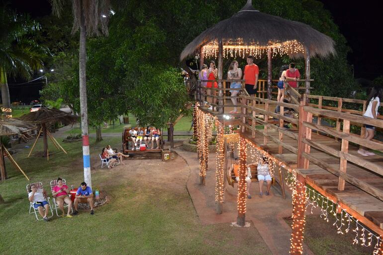 Los visitantes pasan una noche agradable en la plaza de Gral. Morínigo.