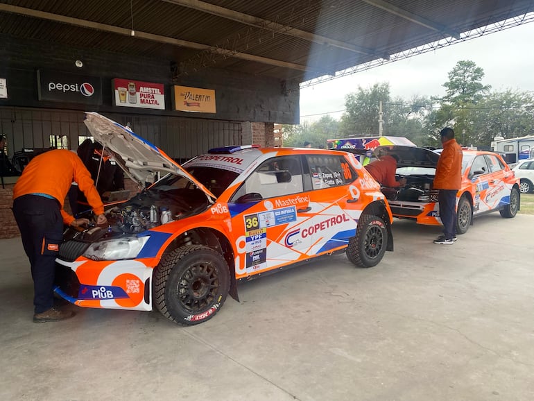 Intensa fue la jornada de hoy en Jesús María con las correspondientes verificaciones. El Škoda Fabia R5 de Blas Zapag, y el Volkswagen Polo GTI R5 de Agustín Alonso (ganador del Rally Trans-Itapúa y líder del certamen), cumpliendo con todos los requisitos.