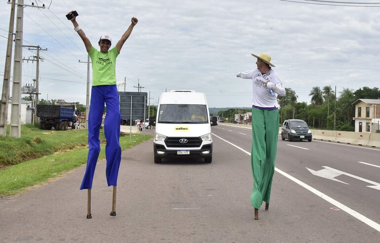 Una peregrinación con alegría, los primos Arnaldo Villamayor (43) y Pedro Villamayor (33) forman parte de la caravana caminando en zancos.