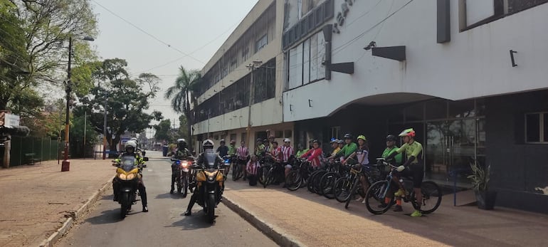 Los ciclistas partieron frente al teatro de Fernando de la Mora, y fueron acompañados por la Patrulla Caminera, y linces.