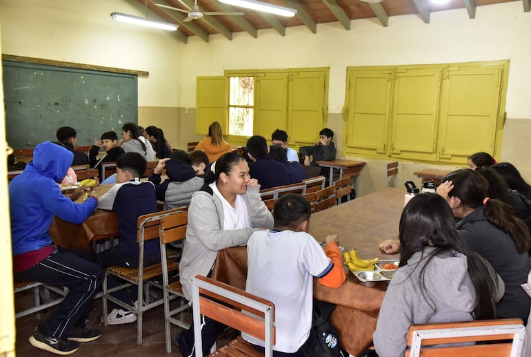 Ante la falta de cocinas o comedores, estudiantes almuerzan en sus salas de clase, en muchos casos con muebles en mal estado.