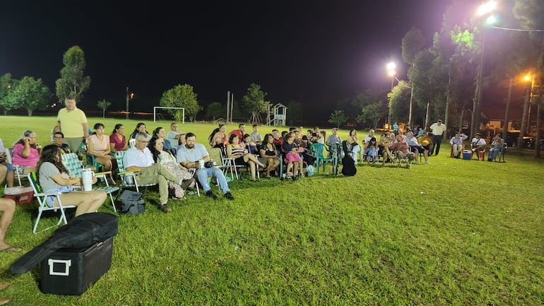 Los vecinos finalmente hicieron su peña en una cancha de fútbol.