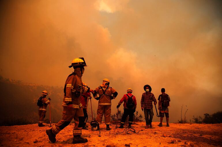 Bomberos trabajan en la localidad de Quilpe, en la región chilena de Valparaíso, el pasado sábado.