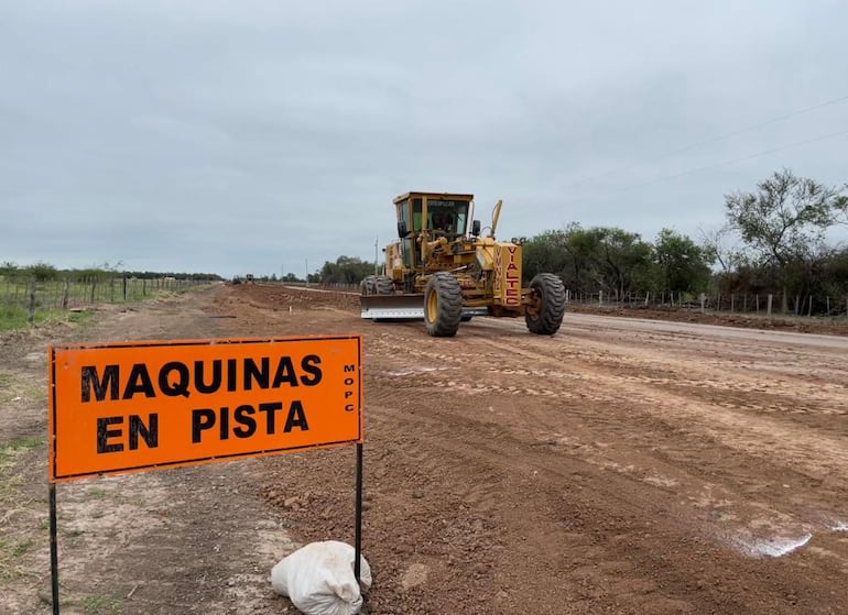 Se observan maquinarias en gran parte de la obra de la cual se beneficiarán casi 60 mil pobladores de forma directa. 