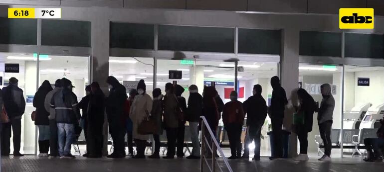 Fila de pacientes esperando para sacar turno en IPS. Con 6° a la intemperie.