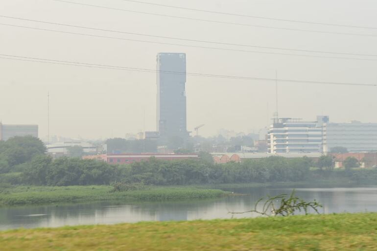 El humo cubre el horizonte en Asunción.