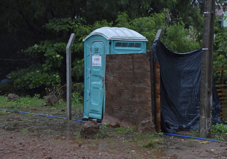 Refugio "Casitas de colores" en Costanera de Asunción. Reclaman falta de más baños. 
