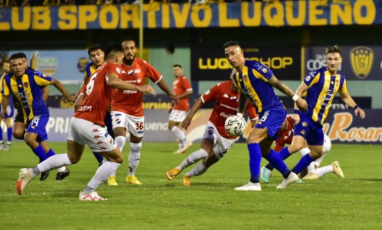 Disputa de balón entre los jugadores del Sportivo Luqueño y Nacional, en el estadio Feliciano Cáceres.