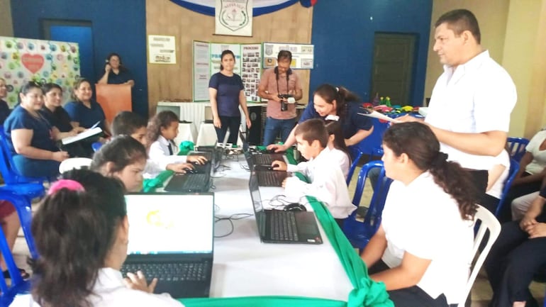 El supervisor licenciado Alberto Candia está evaluando la competencia de los alumnos.