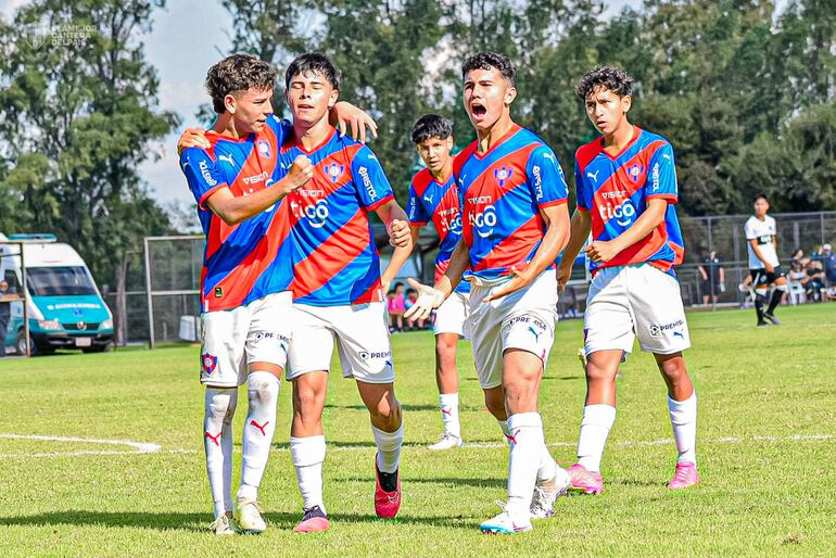 Los azulgranas festejando la victoria de 4-1 ante su tradicional rival