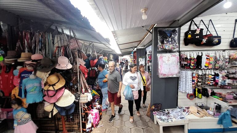 Cientos de turistas de compras provenientes de la Argentina llegan a Alberdi para hacer sus compras.