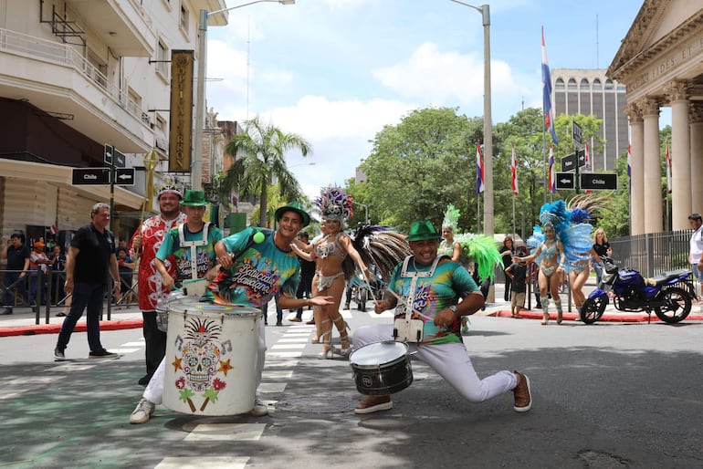 Representantes del Carnaval Encarnaceno ofrecieron un número artístico, como antesala al lanzamiento de la guía.