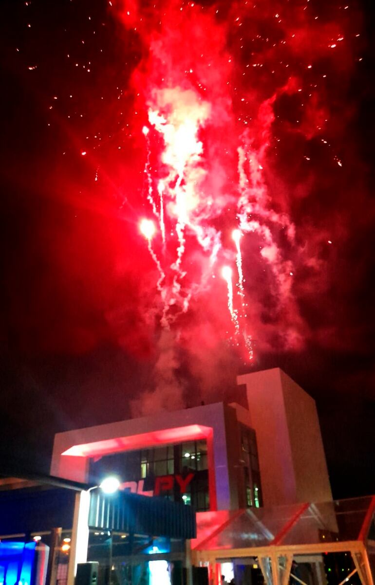 Con un show de fuegos artificiales se coronó la inauguración del nuevo edificio corporativo de Volpy.