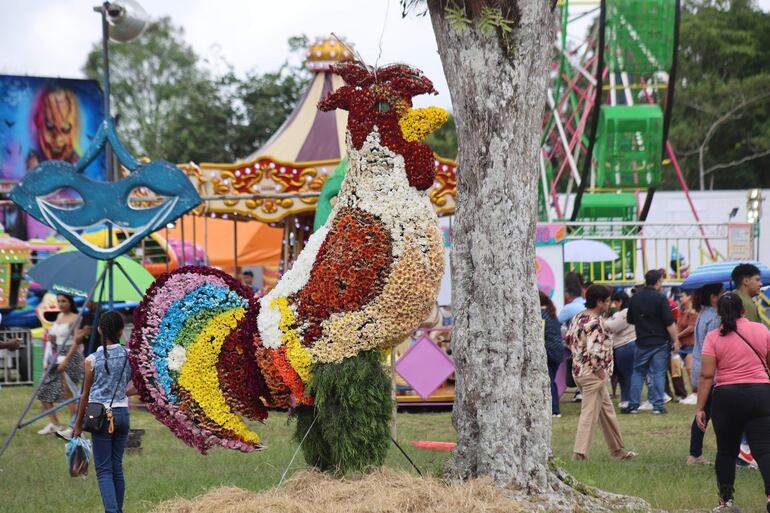 Un gallo gigante elaborado con flores en la octava edición de la "Parada de las Flores".