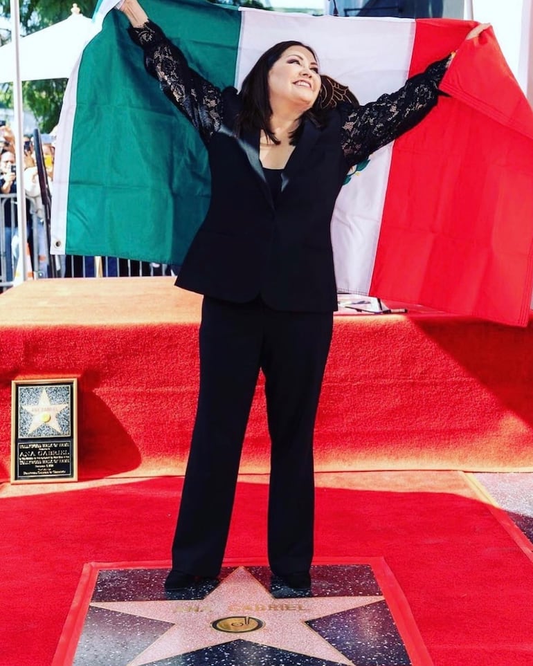 Ana Gabriel posa con su estrella en el Paseo de la Fama de Hollywood.