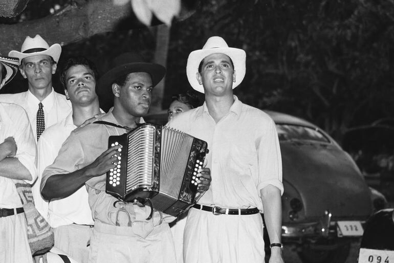 "El Rey del Vallenato", Omar Geles, tocando el acordeón y Carlos Vives cantando, hace ya unos años. (Instagram/Carlos Vives)