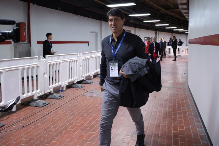 Daniel Garnero, entrenador de la selección paraguaya, llegando al estadio Monumental.