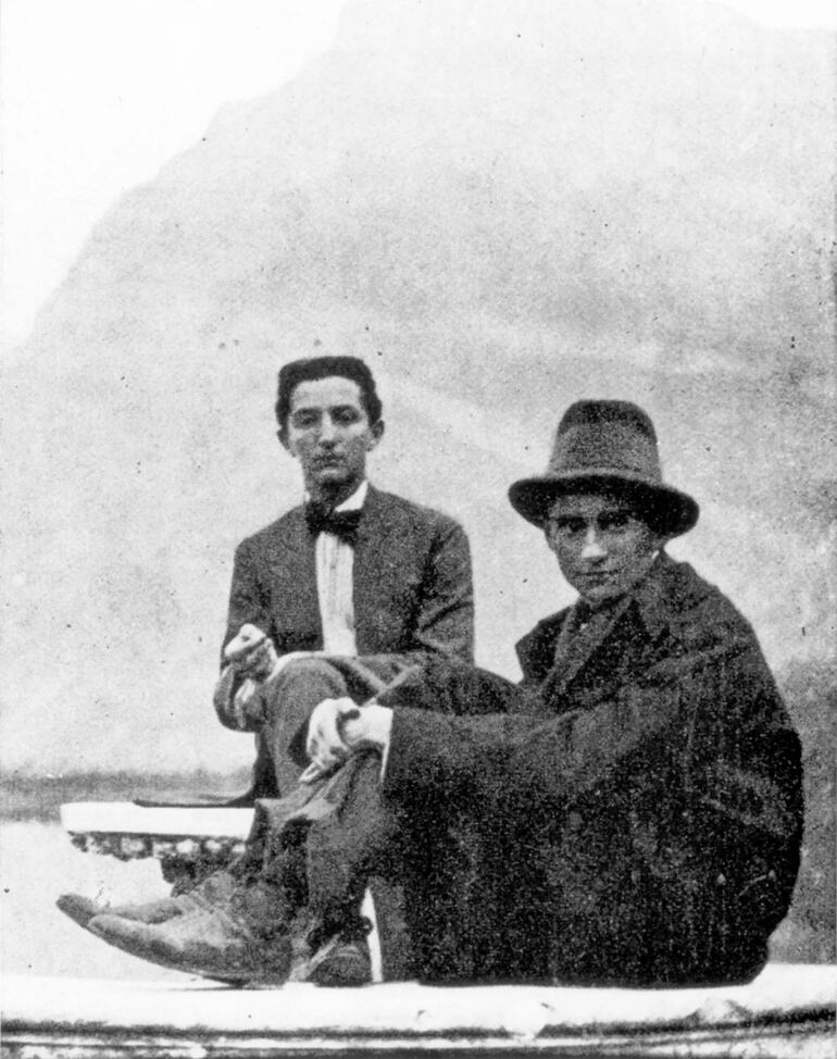 Franz Kafka con el hermano menor de Max Brod, Otto, en el castillo de Toblino, cerca de Trento, Italia, 1909