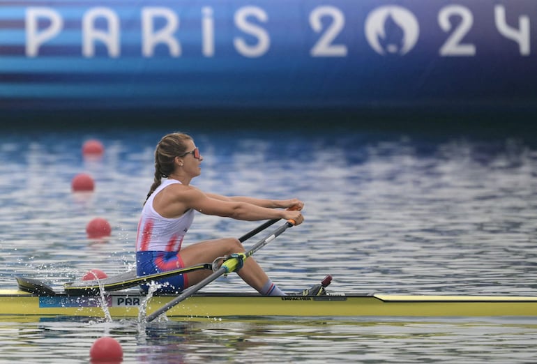 La remera paraguaya Alejandra Alonso en la Final D del remo individual femenino de los Juegos Olímpicos París 2024 en el Vaires-sur-Marne Nautical Centre, en Vaires-sur-Marne, Francia.