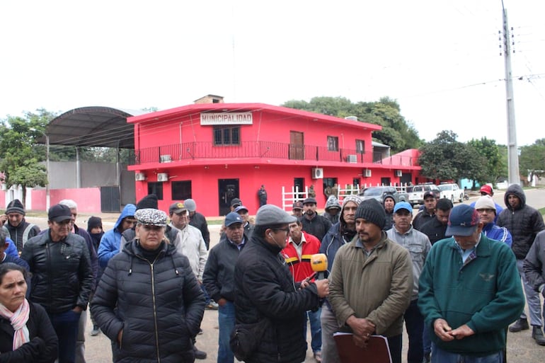 Un grupo de pescadores se manifestaron frente a la Municipalidad de Gral. Díaz, exigen al intendente Carlos Romero (ANR) que asuma su compromiso de pagar por la licencia de pesca ante el Mades.