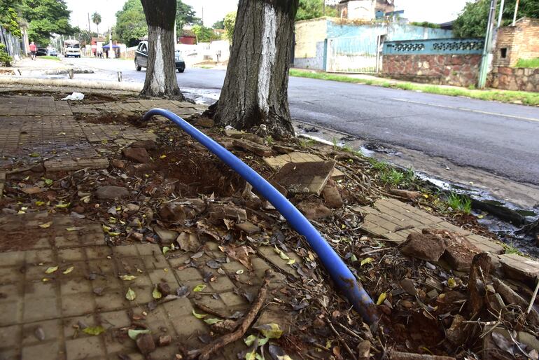 Un caño expuesto se encuentra a 4 cuadras de la Municipalidad de Lambaré.