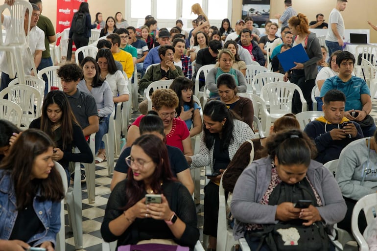 Gran cantidad de jóvenes se presentó desde temprano en la Expo Empleo en San Bernardino.