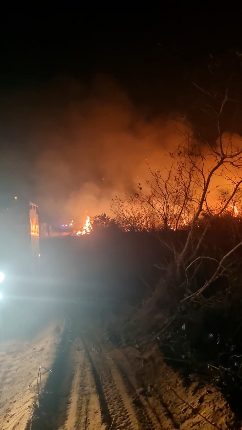 Los incendios en la zona próxima a Chovoreca, están fuera de control, a pesar del gran esfuerzo de bomberos, militares y peones de estancias.