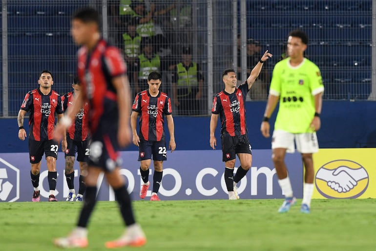 Los jugadores de Cerro Porteño festejan un gol en el partido ante Monagas por la revancha de la Fase 2 de la Copa Libertadores 2025 en el estadio La Nueva Olla, en Asunción, Paraguay.