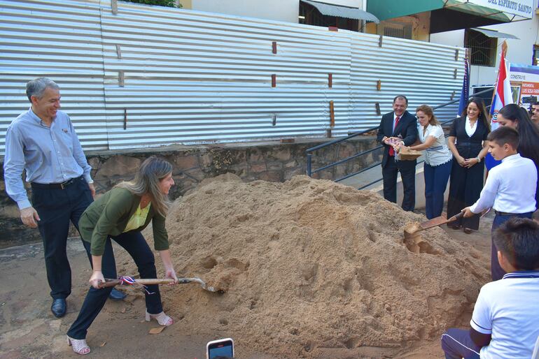 La obra contempla la construcción de un pabellón con cuatro salas de clase.