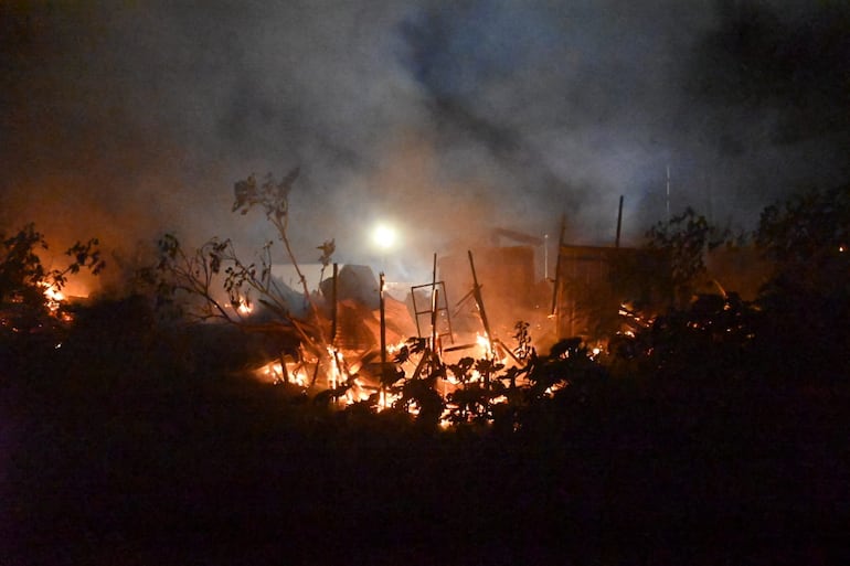 Viviendas fueron completamente destruidas por el fuego.