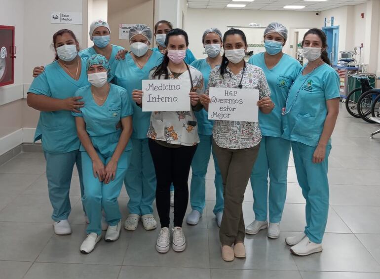 Con el eslogan de queremos estar mejor los médicos y funcionarios en general del Hospital Pediátrico se manifiestan de manera pacífica dentro y fueron del Hospital Pediátrico.