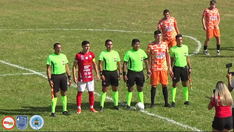 Los capitanes de Sanjosiana y Arroyense, posando con el cuarteto arbitral, en el estadio del 12 de Junio de Coronel Oviedo.