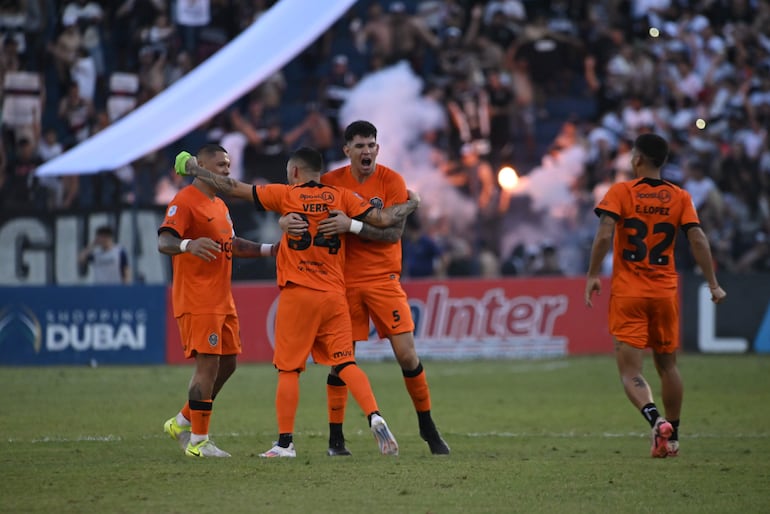 Futbolistas del Olimpia celebran el título, el domingo en Pedro Juan Caballero.